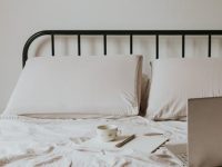 怀孕初期睡觉什么姿势比较好